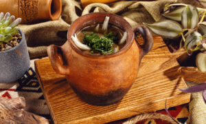 фасоль-в-горшочке-с-соленьями​